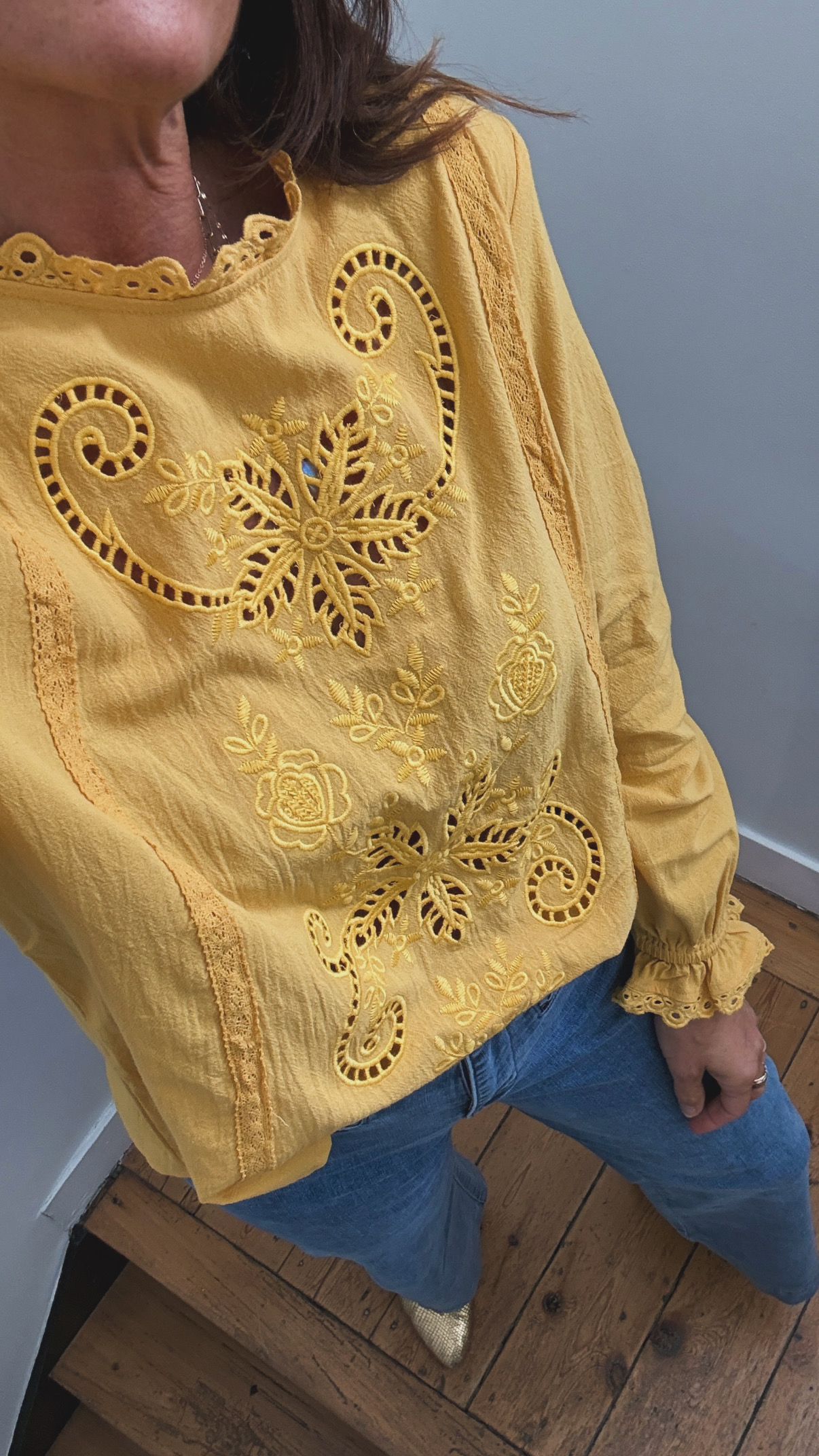 1E2B120B-DF43-4604-ABF0-82D40A36F565 blouse bianca jaune