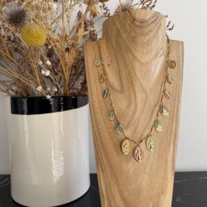 collier breloques vierges miraculeuses multico