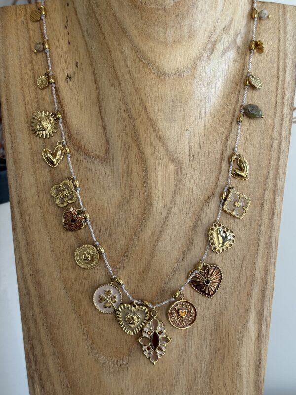 collier breloques vierges miraculeuses multico