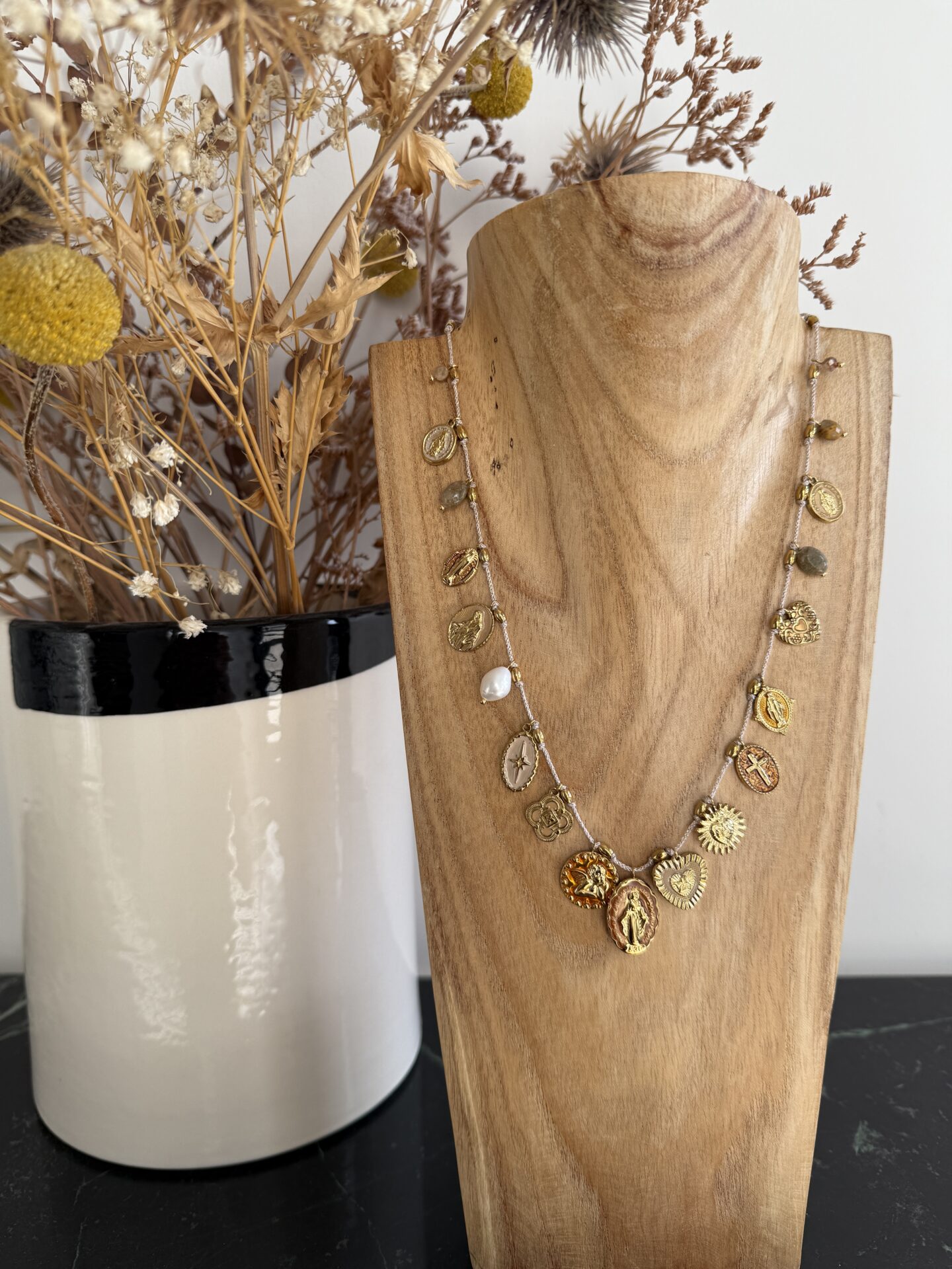 collier breloques vierges miraculeuses multico
