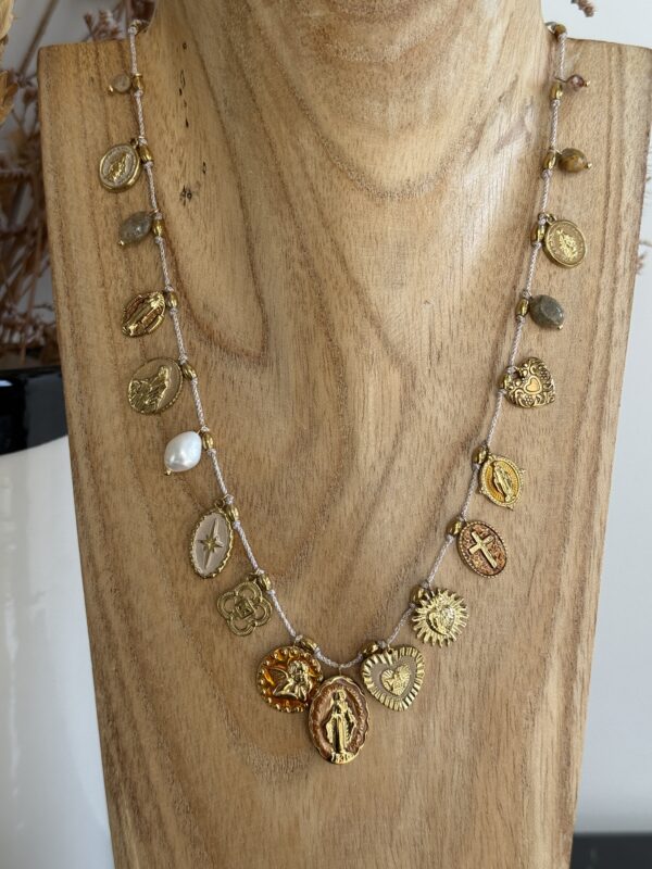collier breloques vierges miraculeuses multico