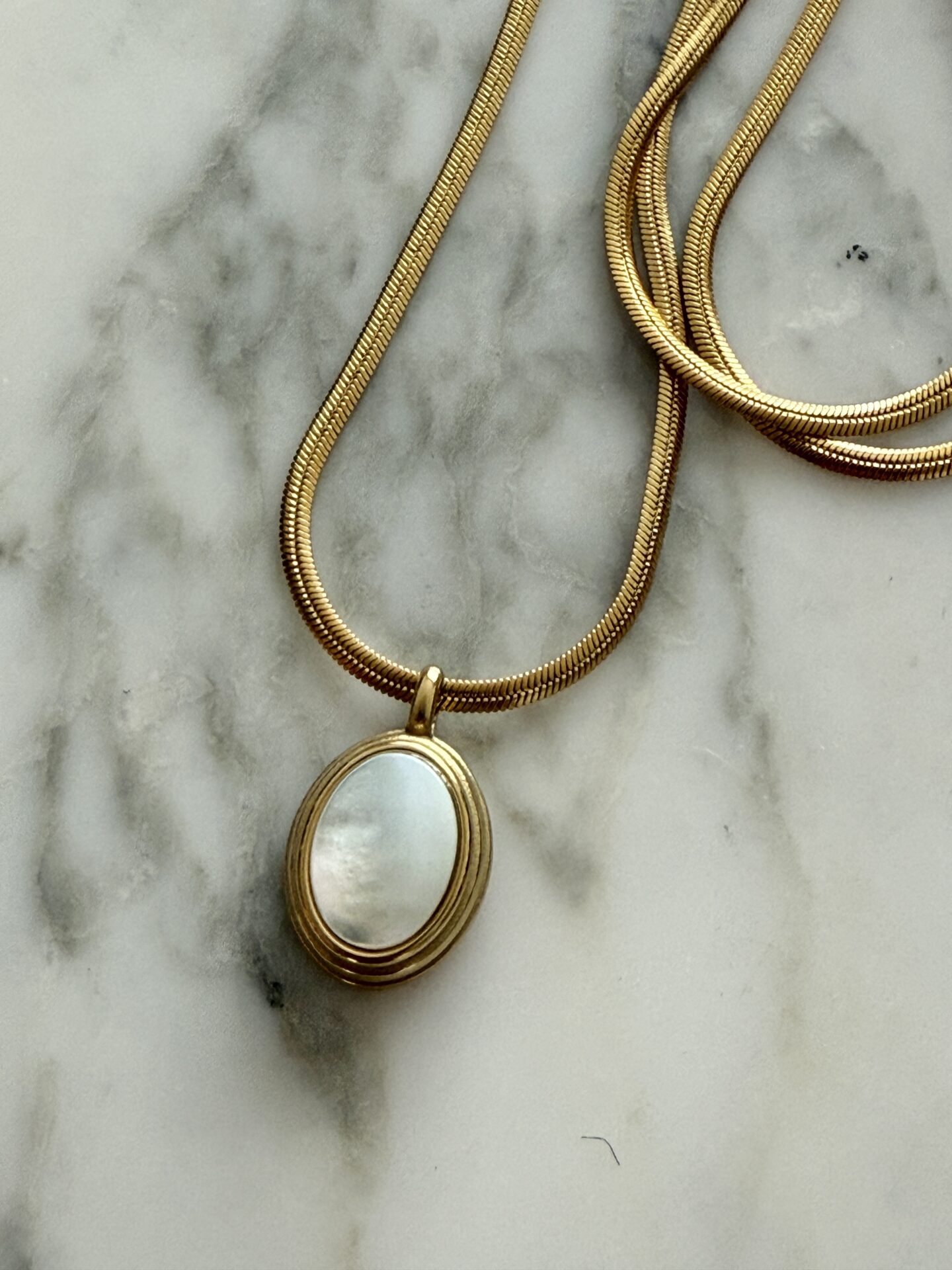 sautoir talisman strass blanc