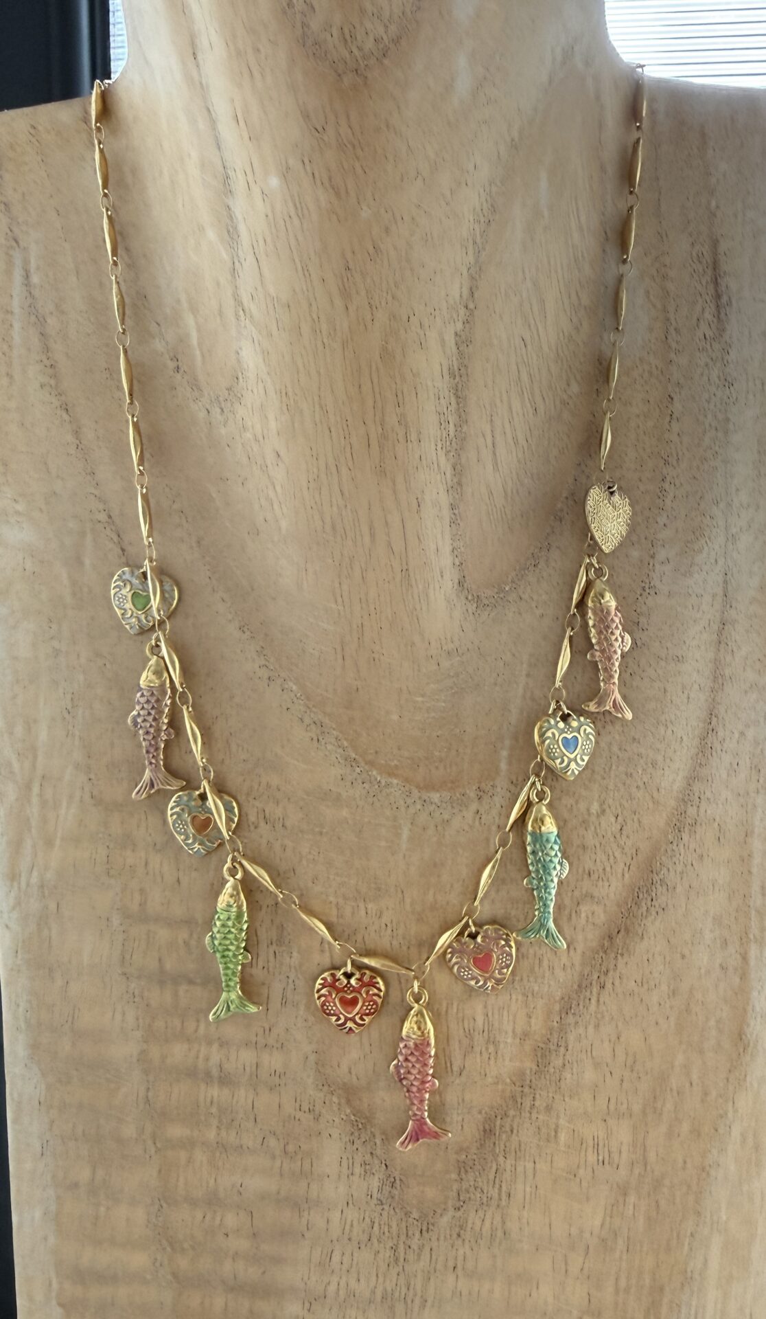 collier breloques poissons multico