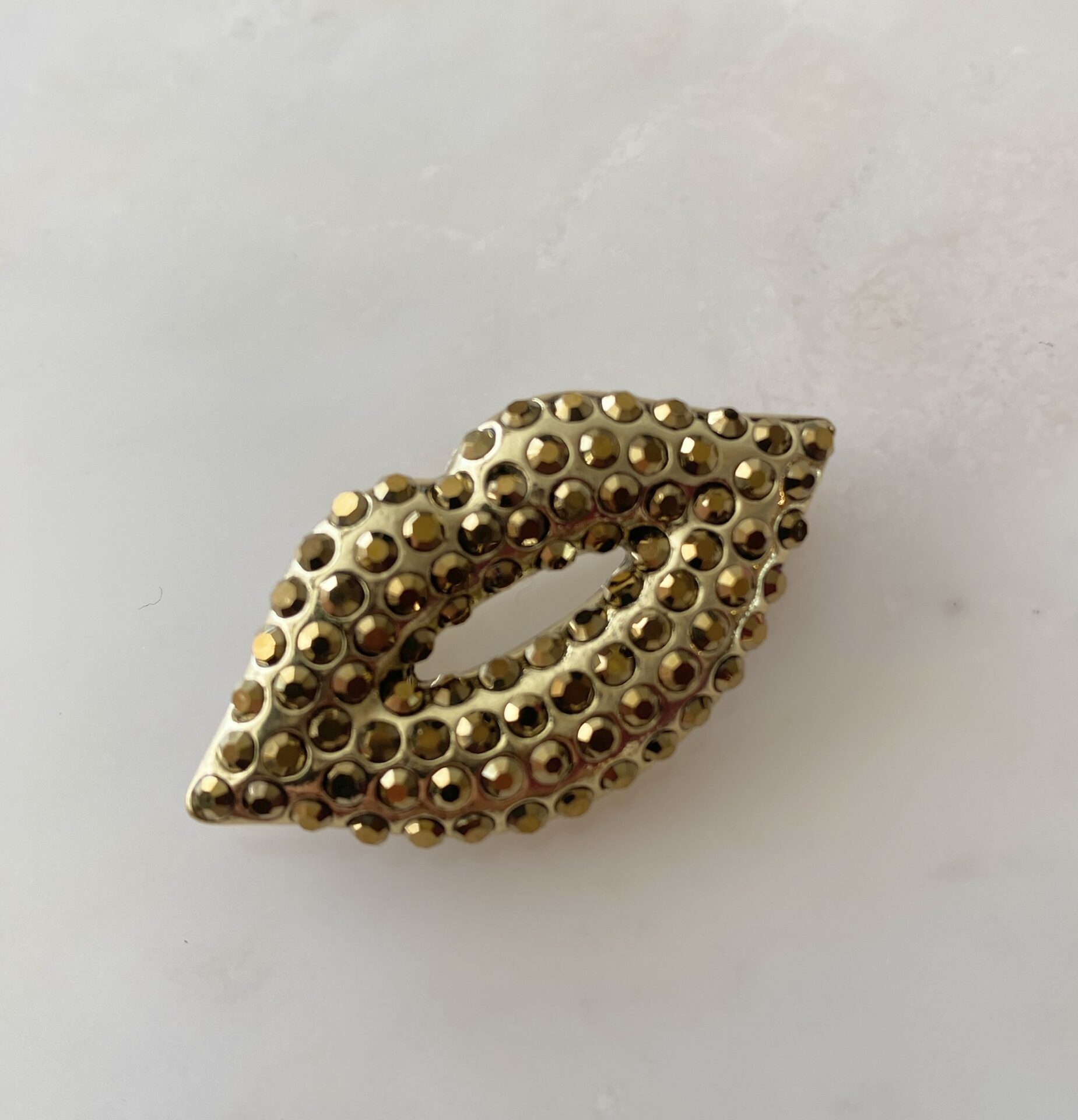 broche kiss