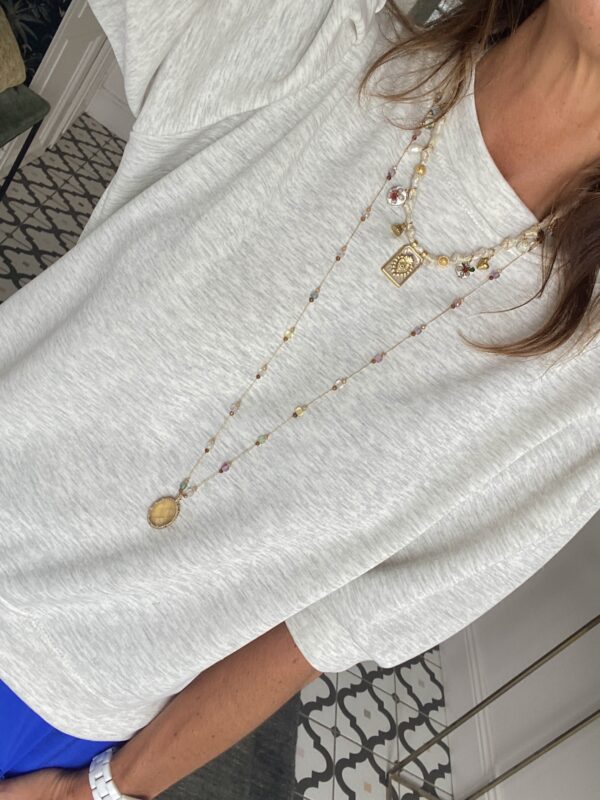 collier ras de cou plaque blanc gris gris