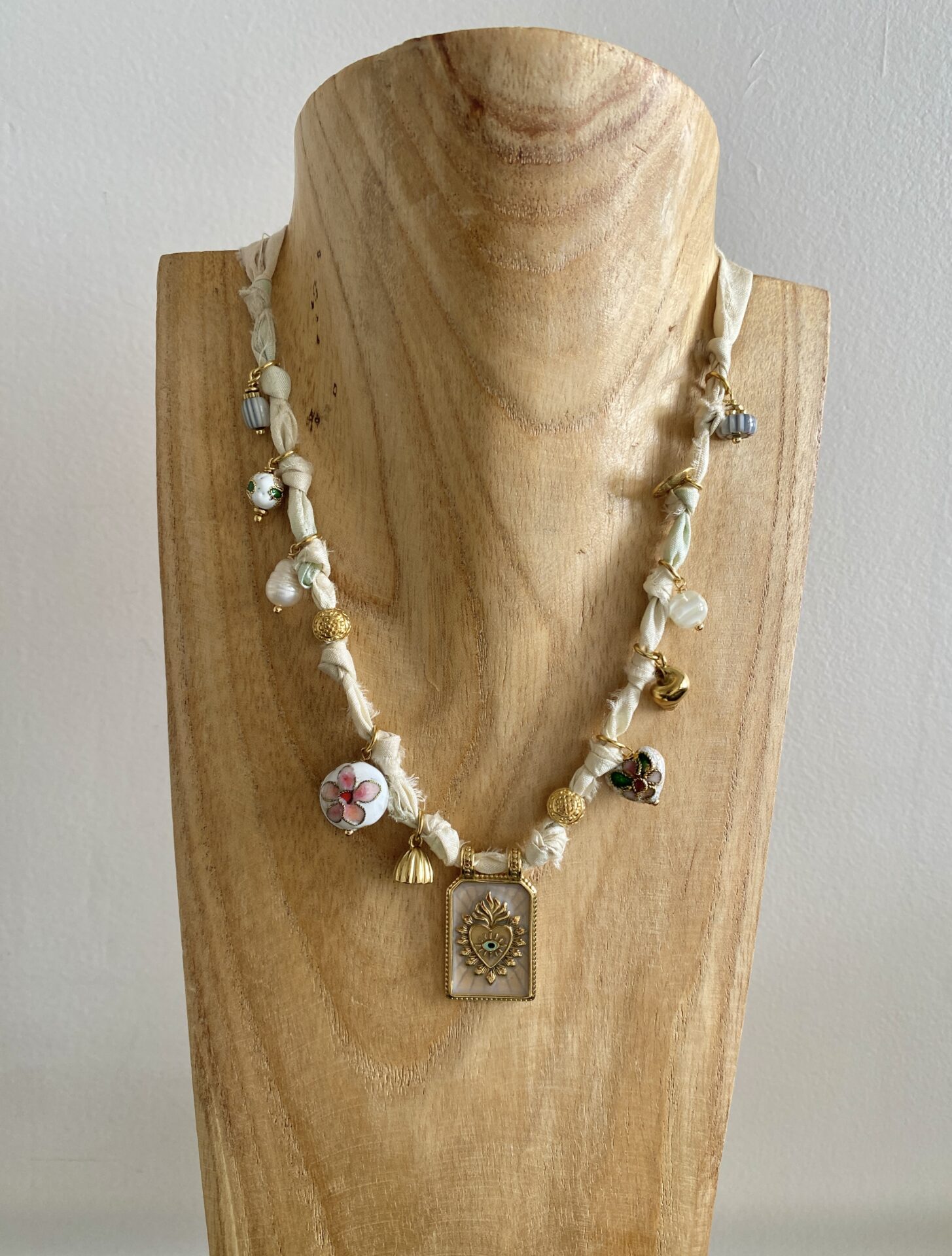 collier ras de cou plaque blanc gris gris
