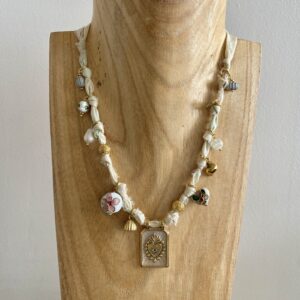 collier ras de cou plaque blanc gris gris