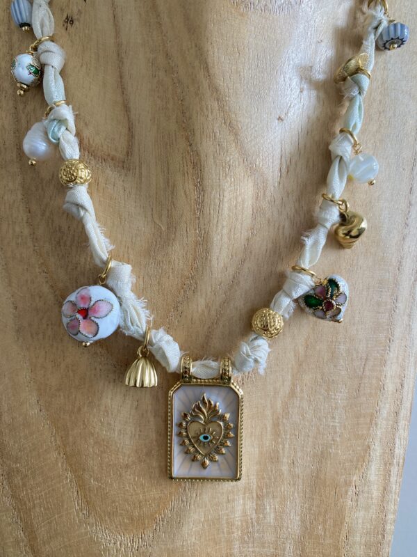 collier ras de cou plaque blanc gris gris
