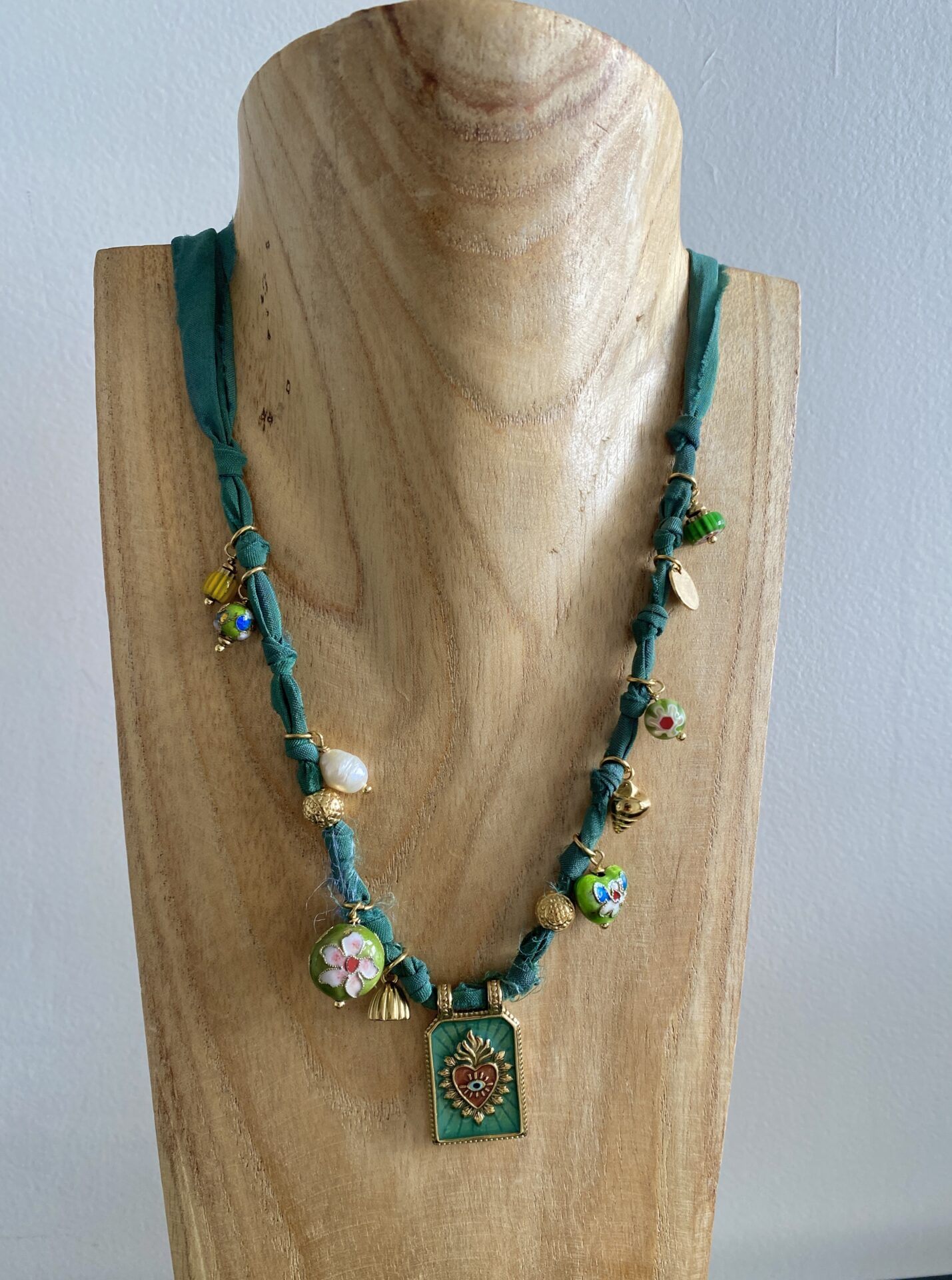 collier ras de cou plaque blanc gris gris