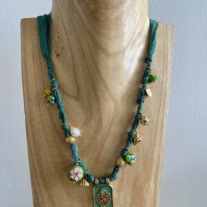 collier ras de cou plaque blanc gris gris