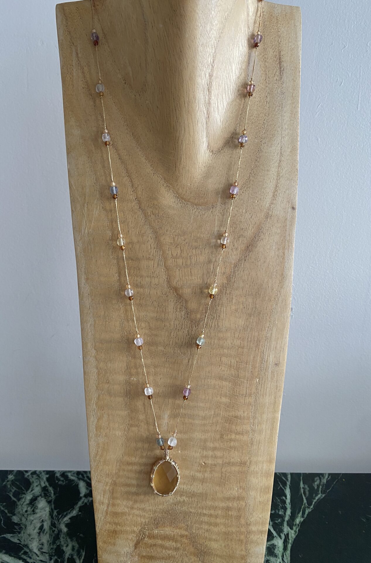collier ras de cou plaque blanc gris gris