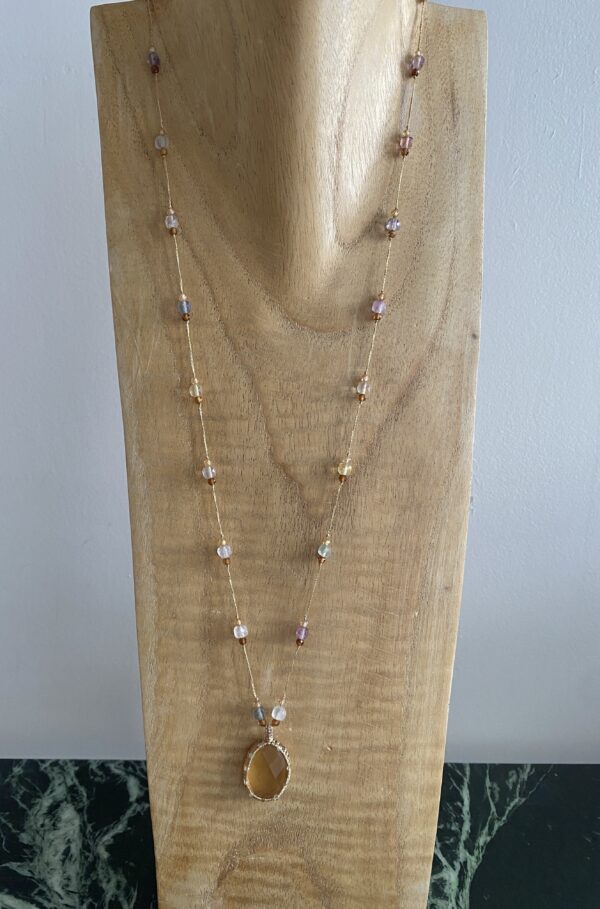 collier ras de cou plaque blanc gris gris