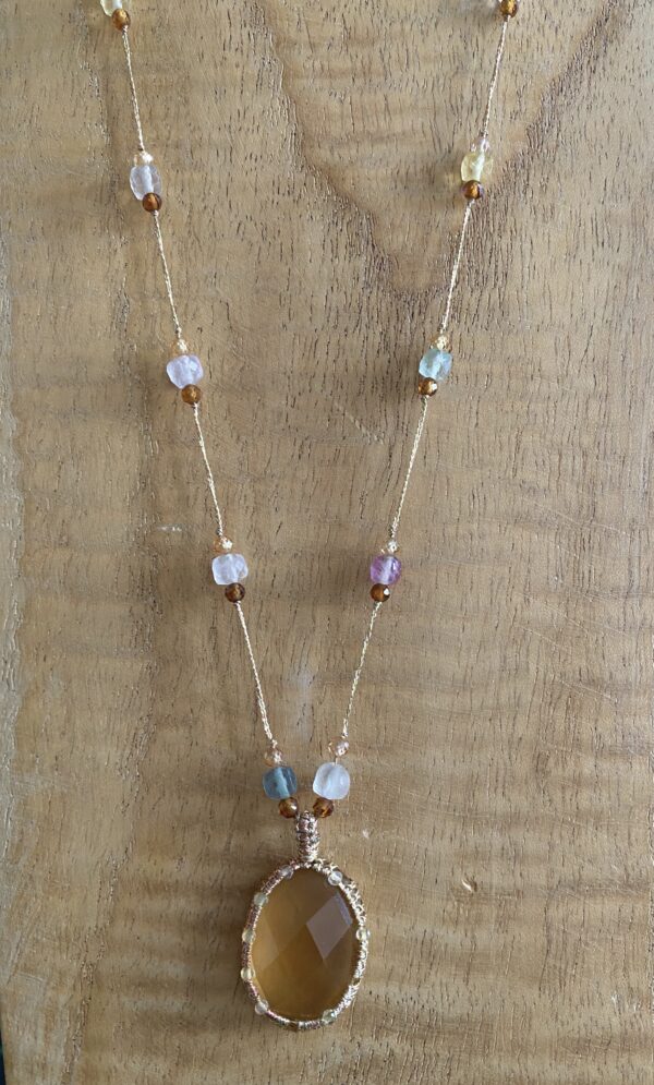 collier ras de cou plaque blanc gris gris