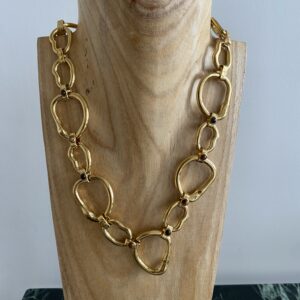 collier ras de cou plaque blanc gris gris
