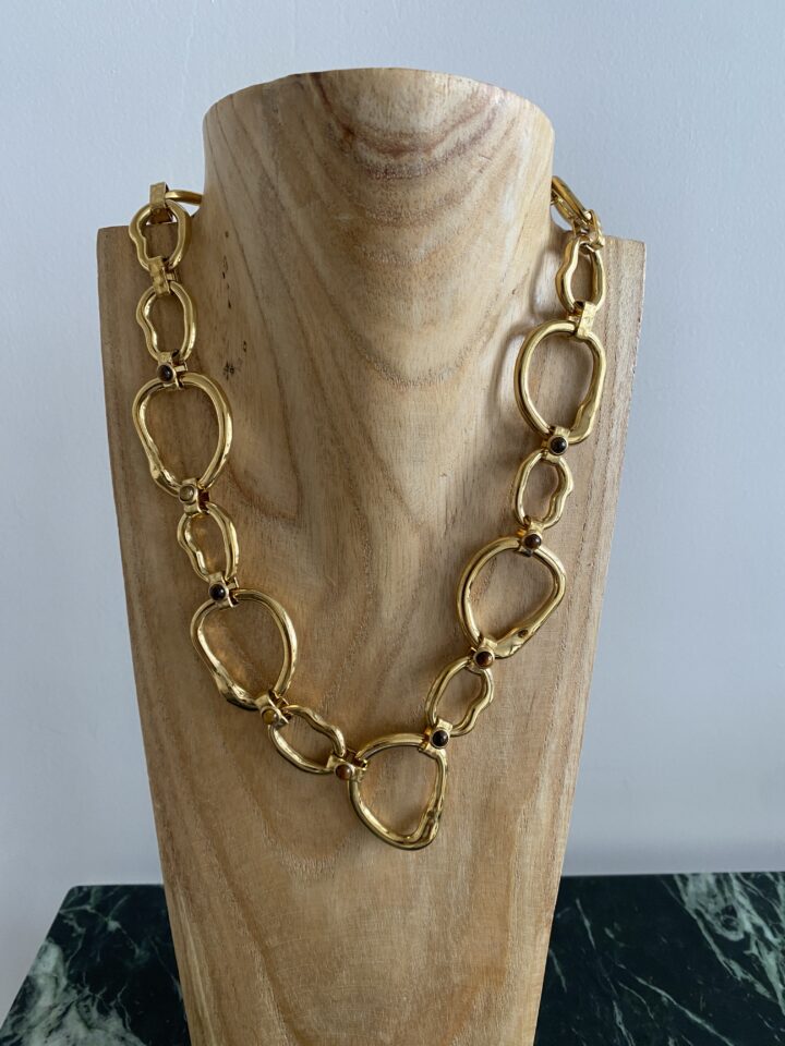 collier ras de cou plaque blanc gris gris