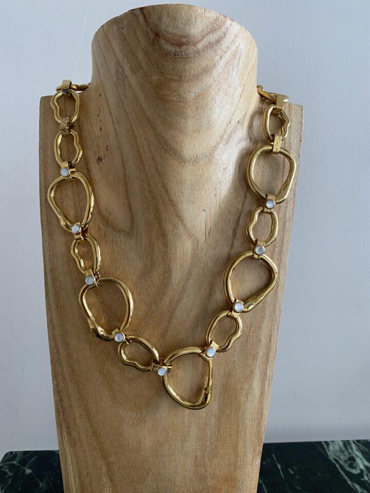 collier ras de cou plaque blanc gris gris