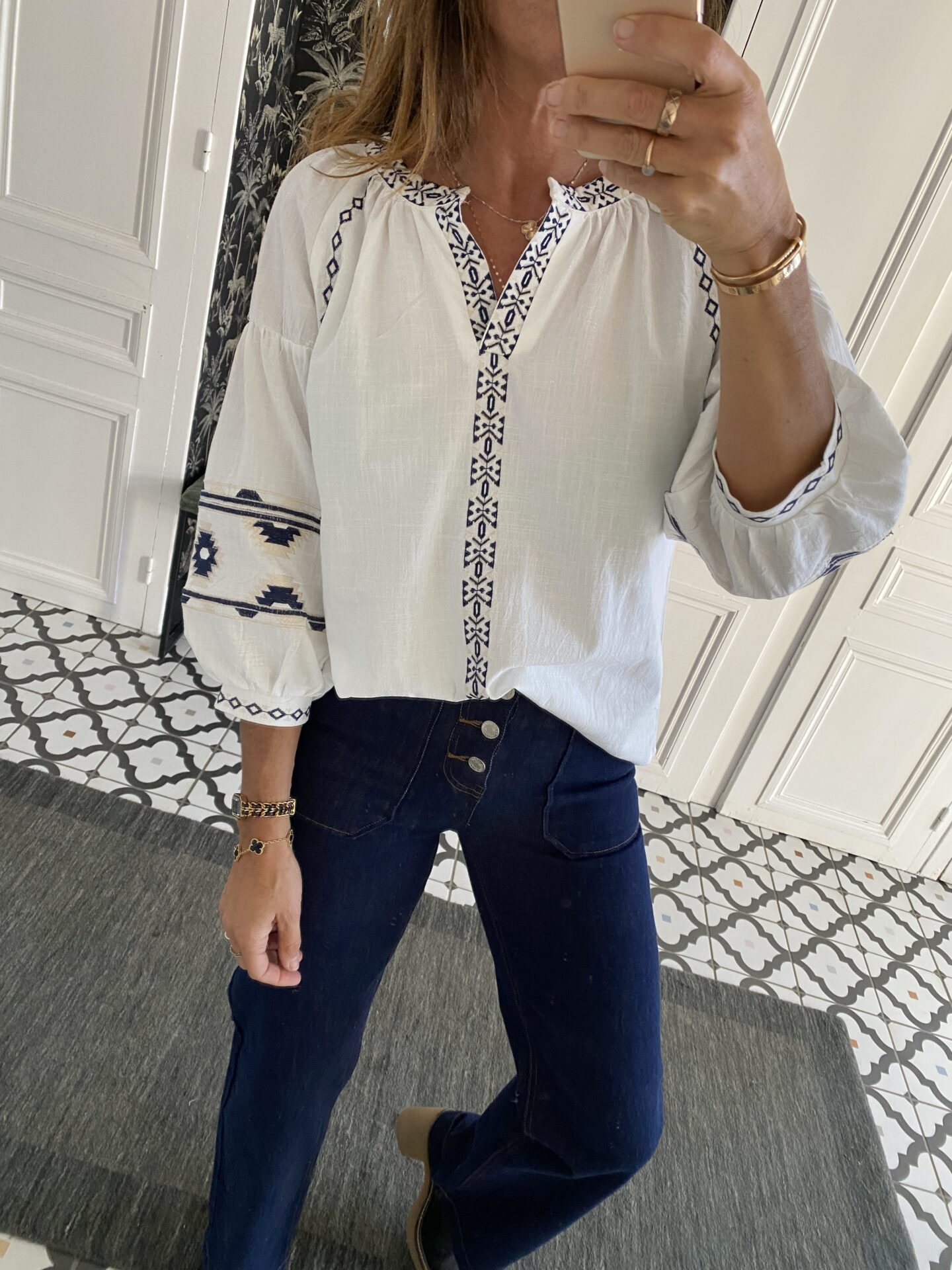 blouse broderies marine blanc