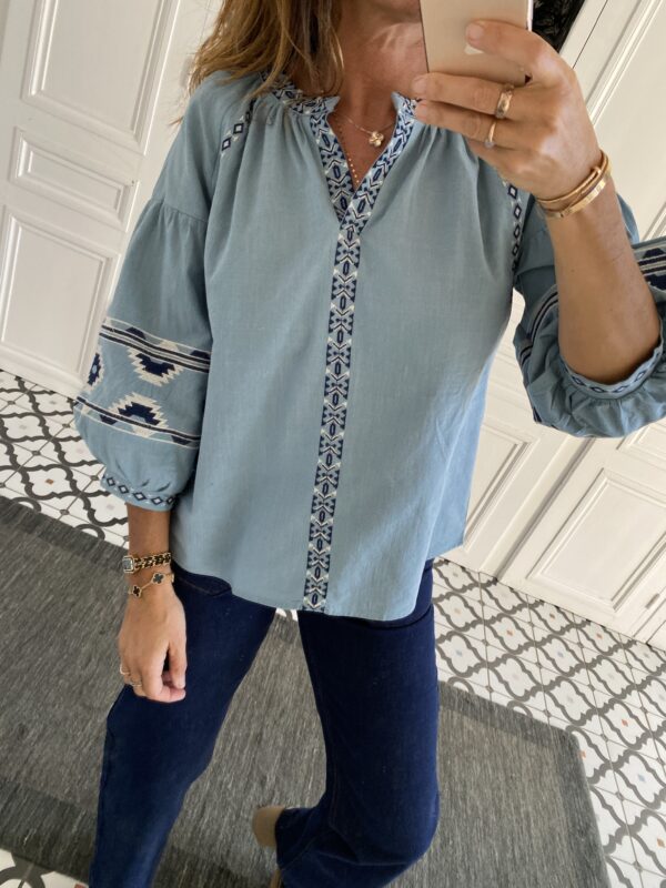 blouse broderies marine blanc