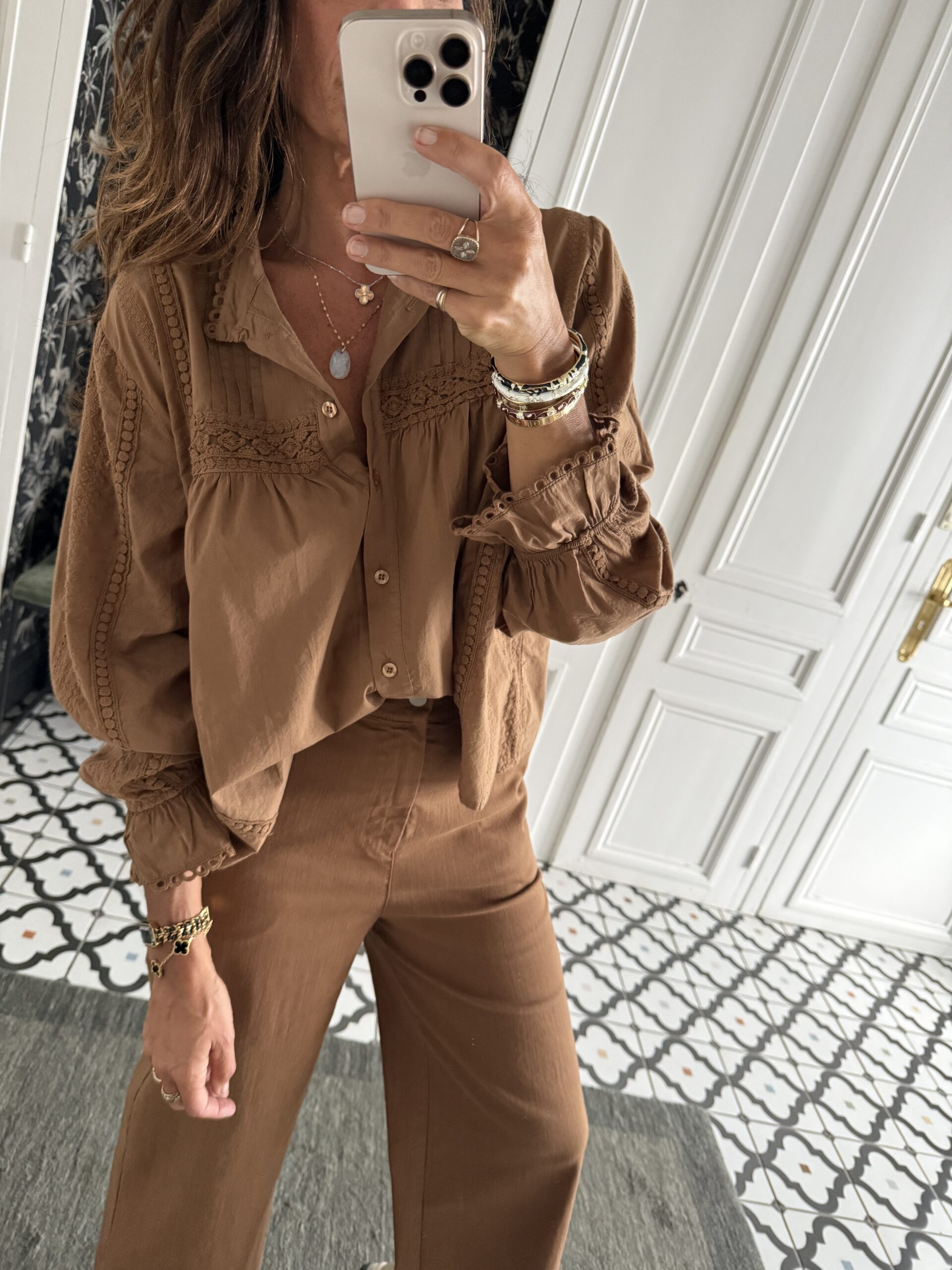 blouse dentelle écru manches évasées