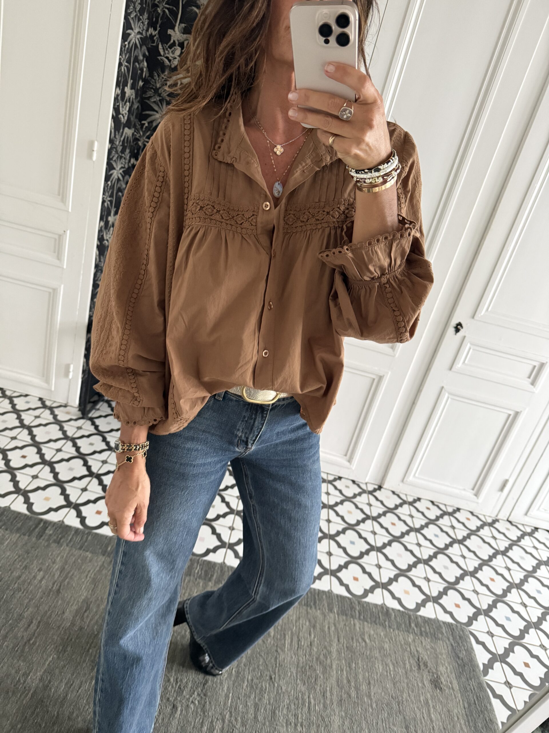 blouse dentelle écru manches évasées