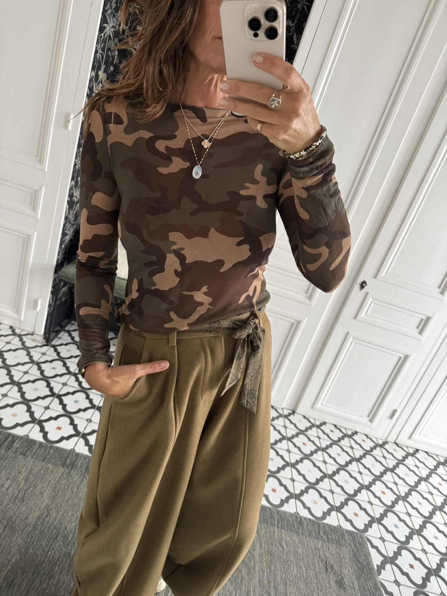blouse dentelle écru manches évasées