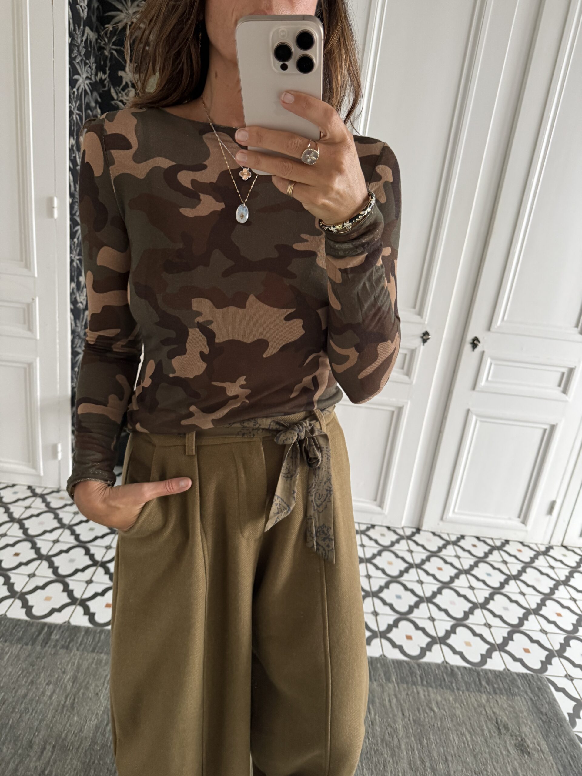 blouse dentelle écru manches évasées