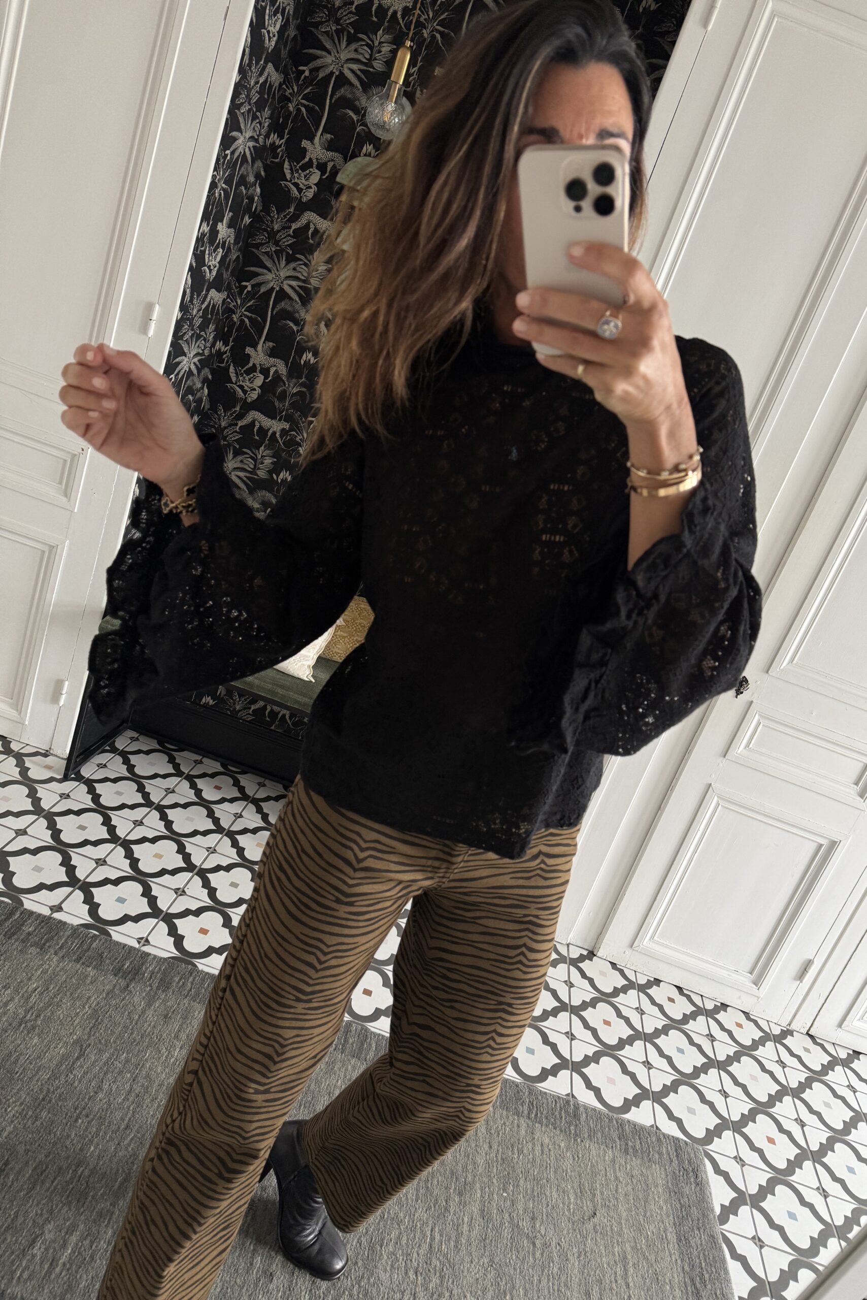 blouse dentelle noir manches évasées