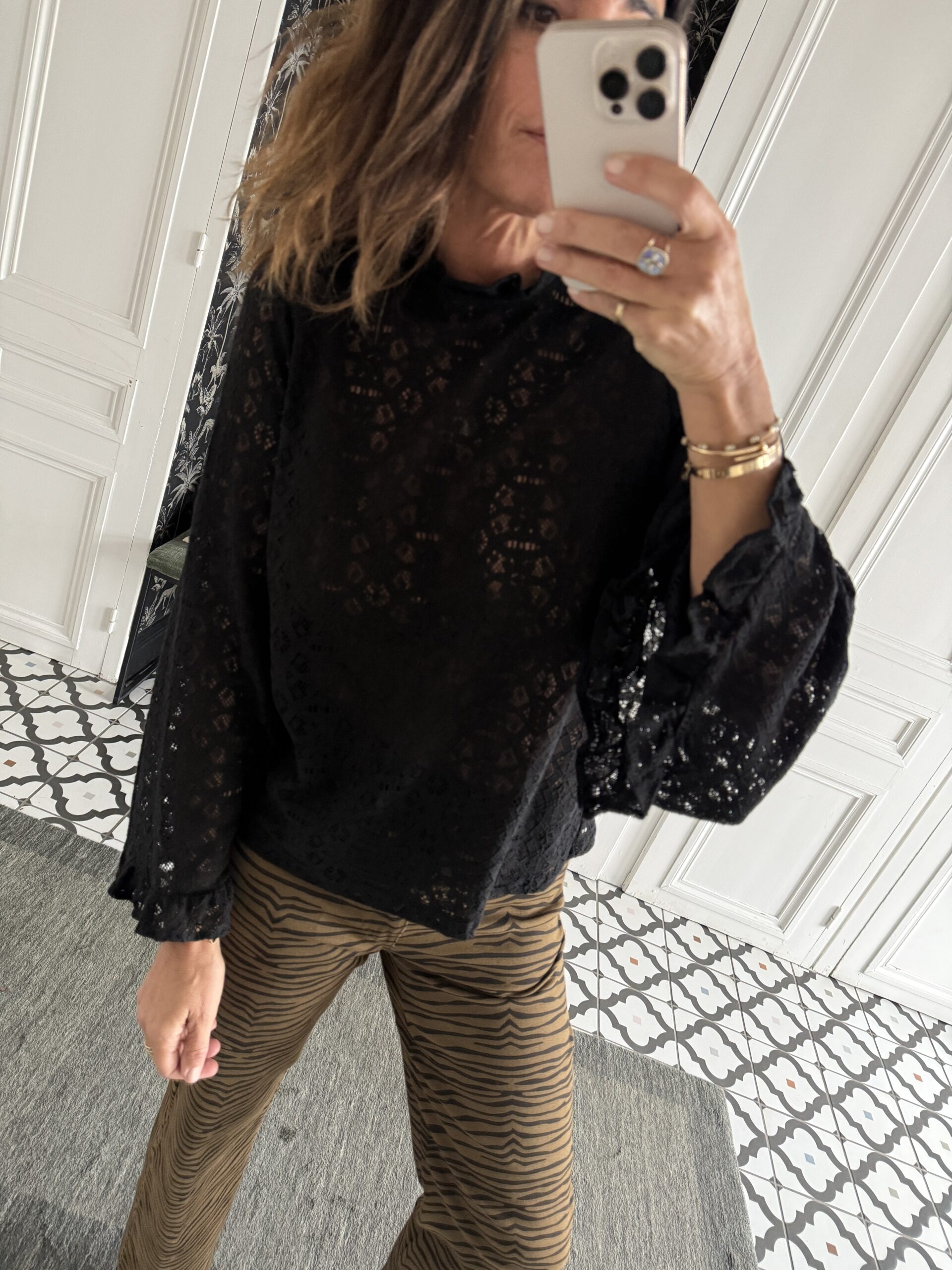 blouse dentelle noir manches évasées