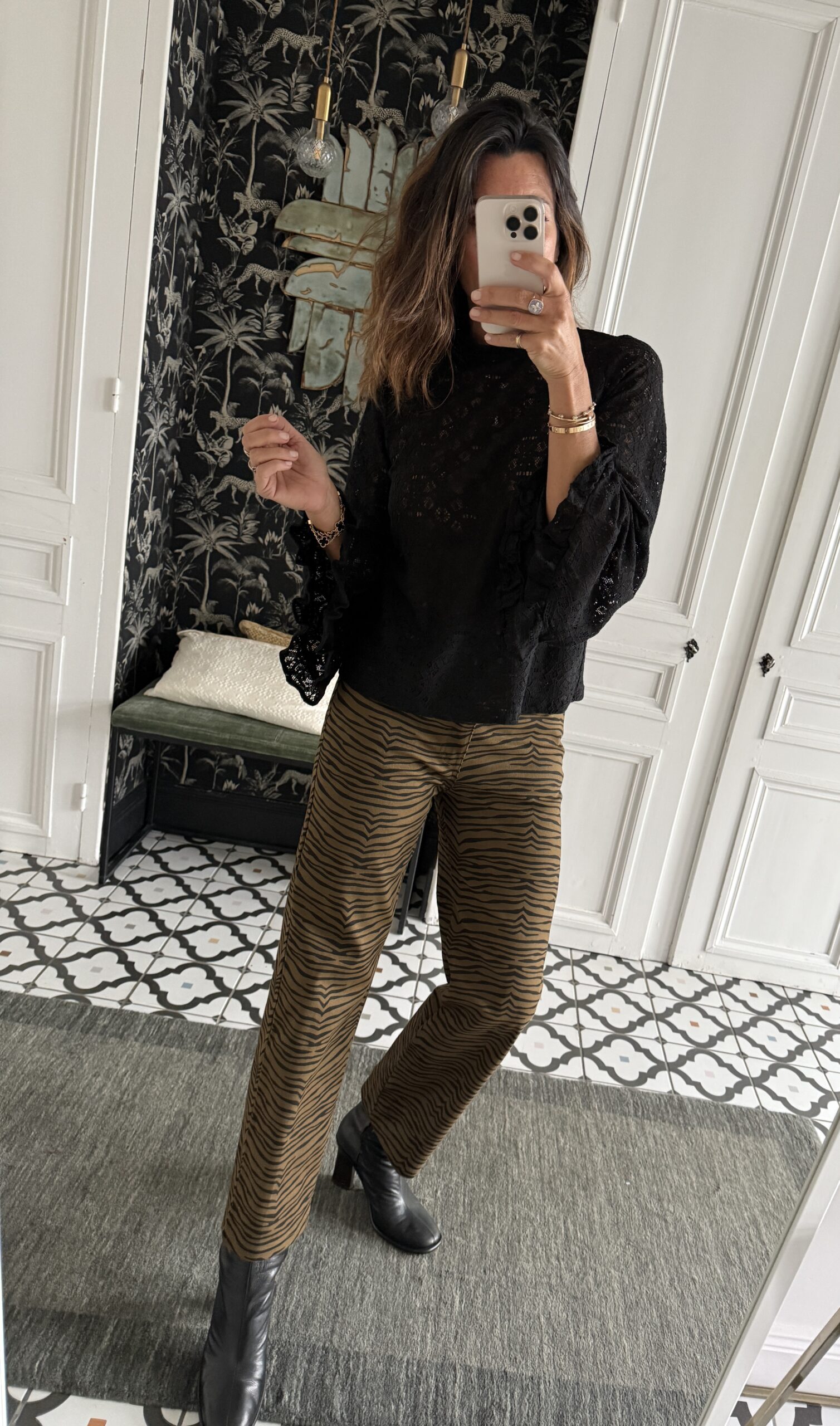 blouse dentelle noir manches évasées