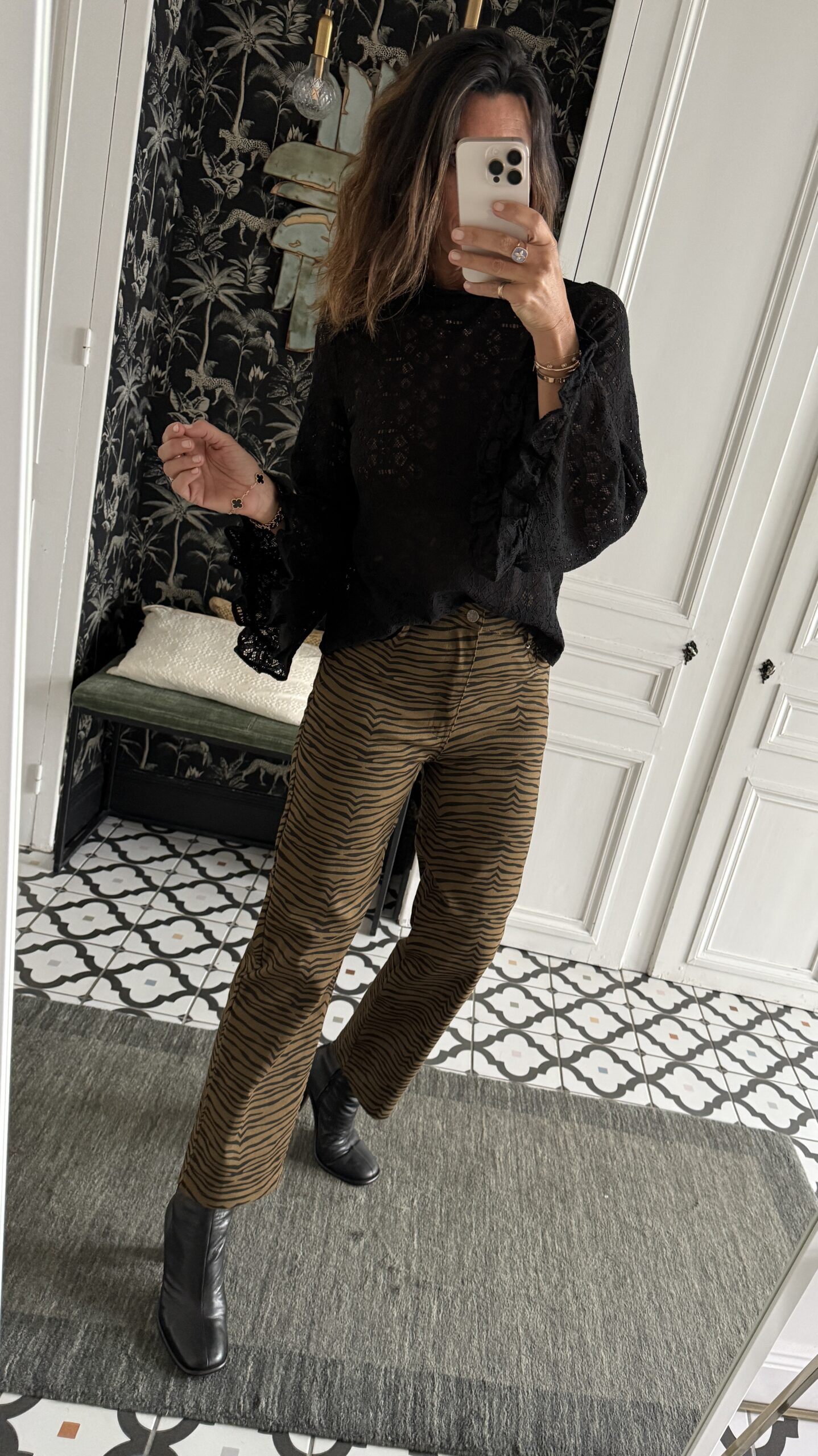 blouse dentelle noir manches évasées