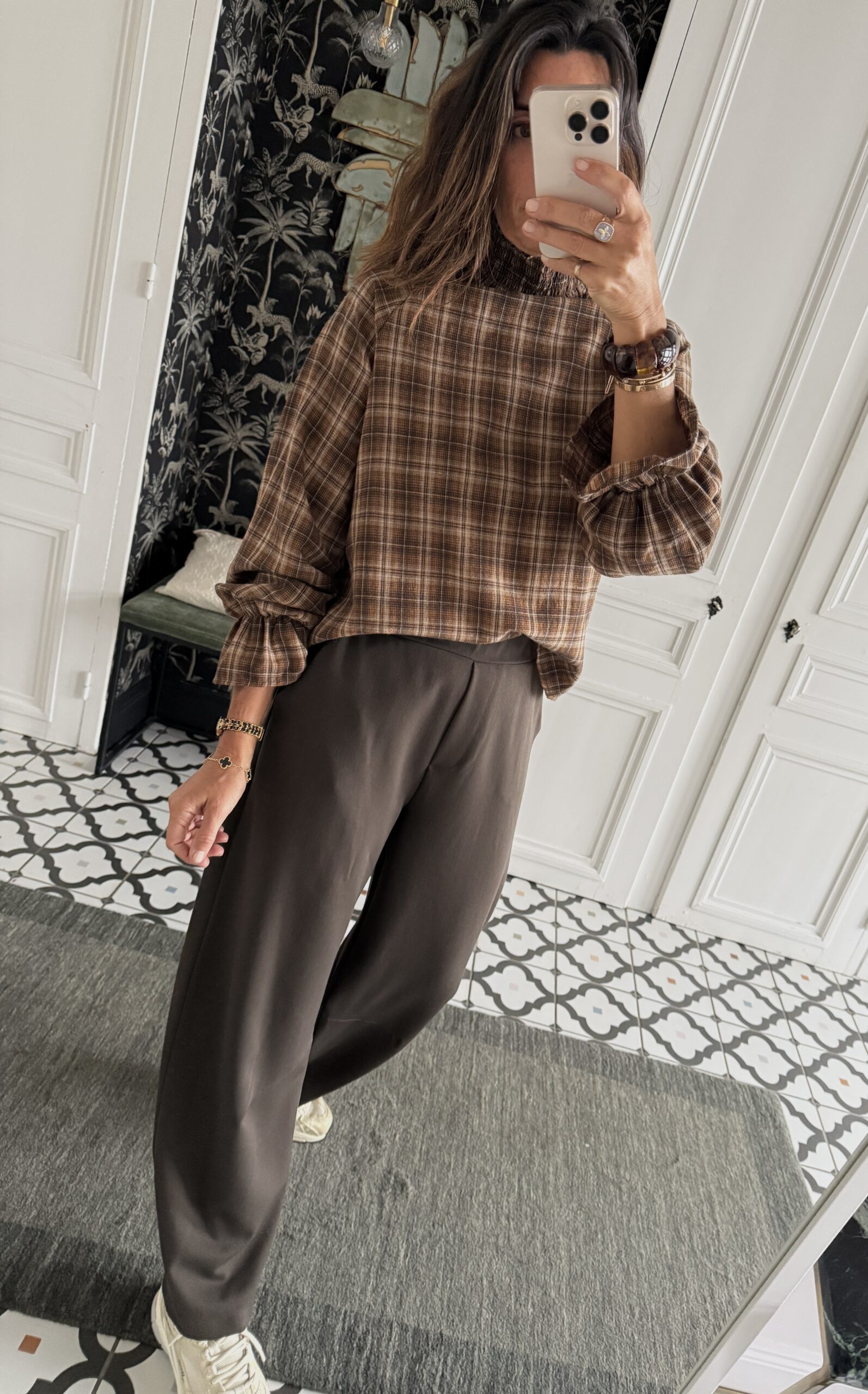 blouse dentelle noir manches évasées