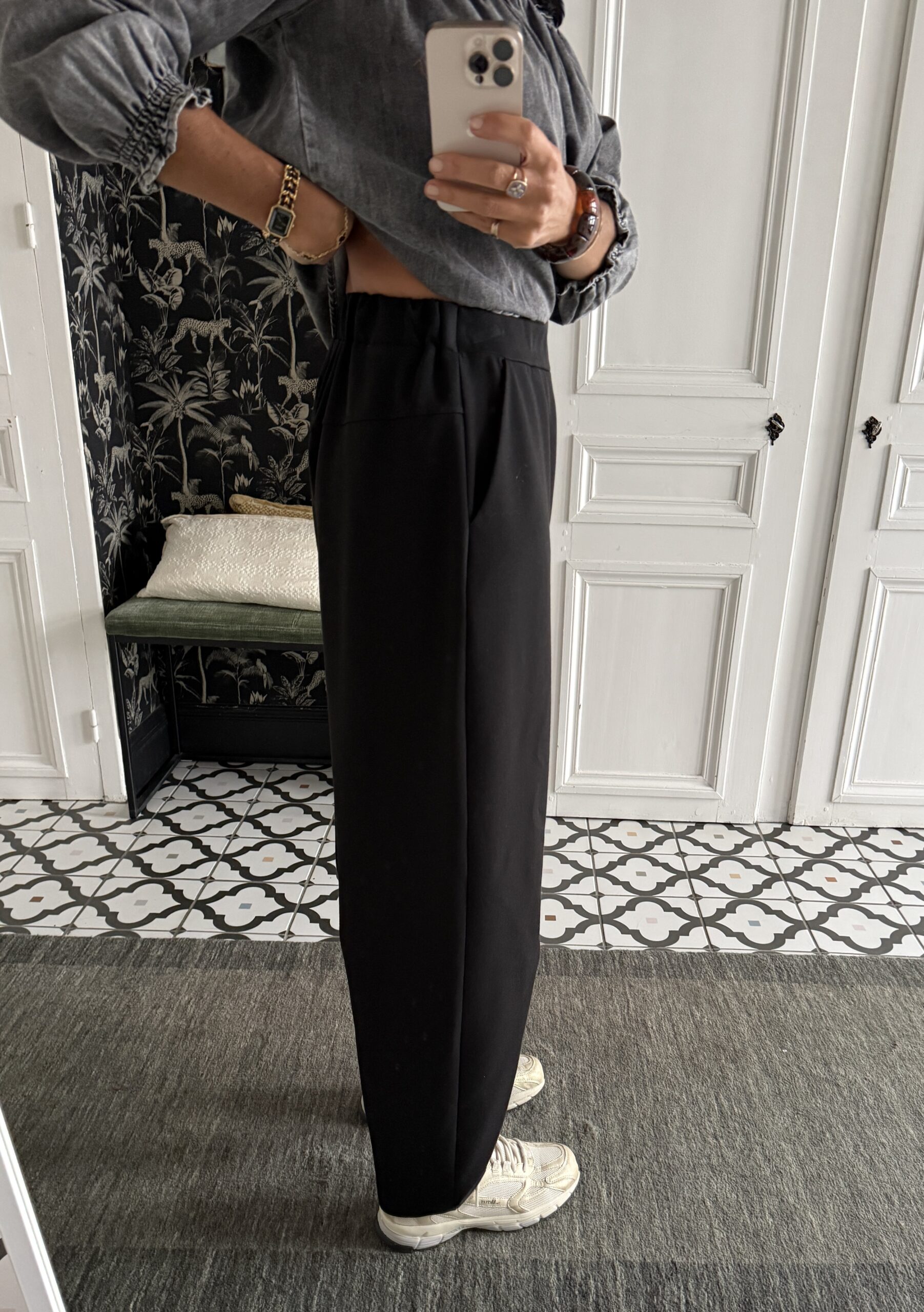 blouse dentelle noir manches évasées