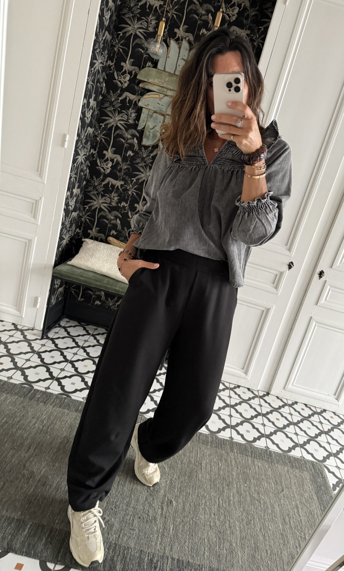 blouse dentelle noir manches évasées