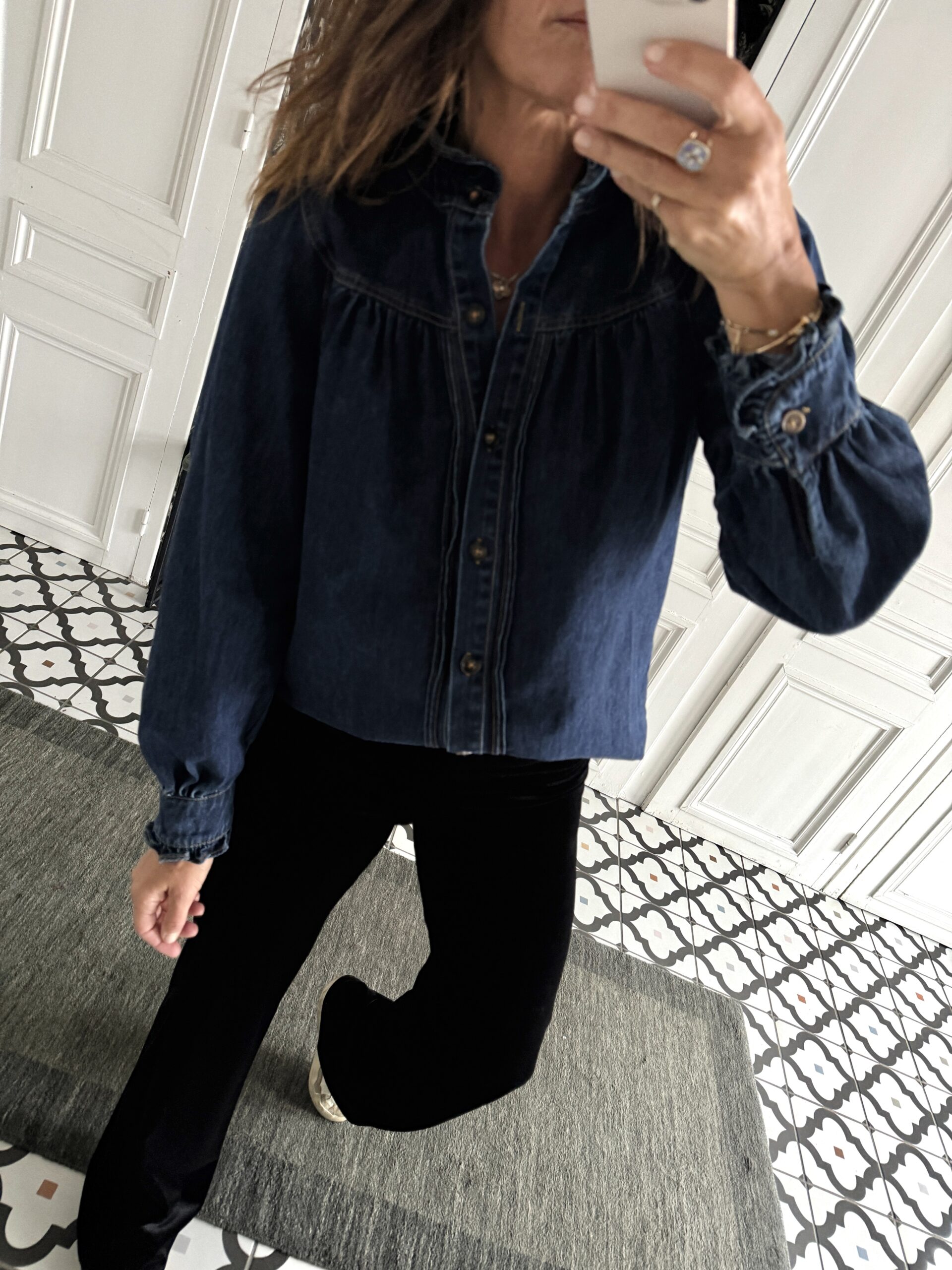 blouse dentelle noir manches évasées