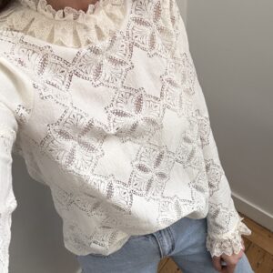 blouse dentelle écru col montant tulle volant