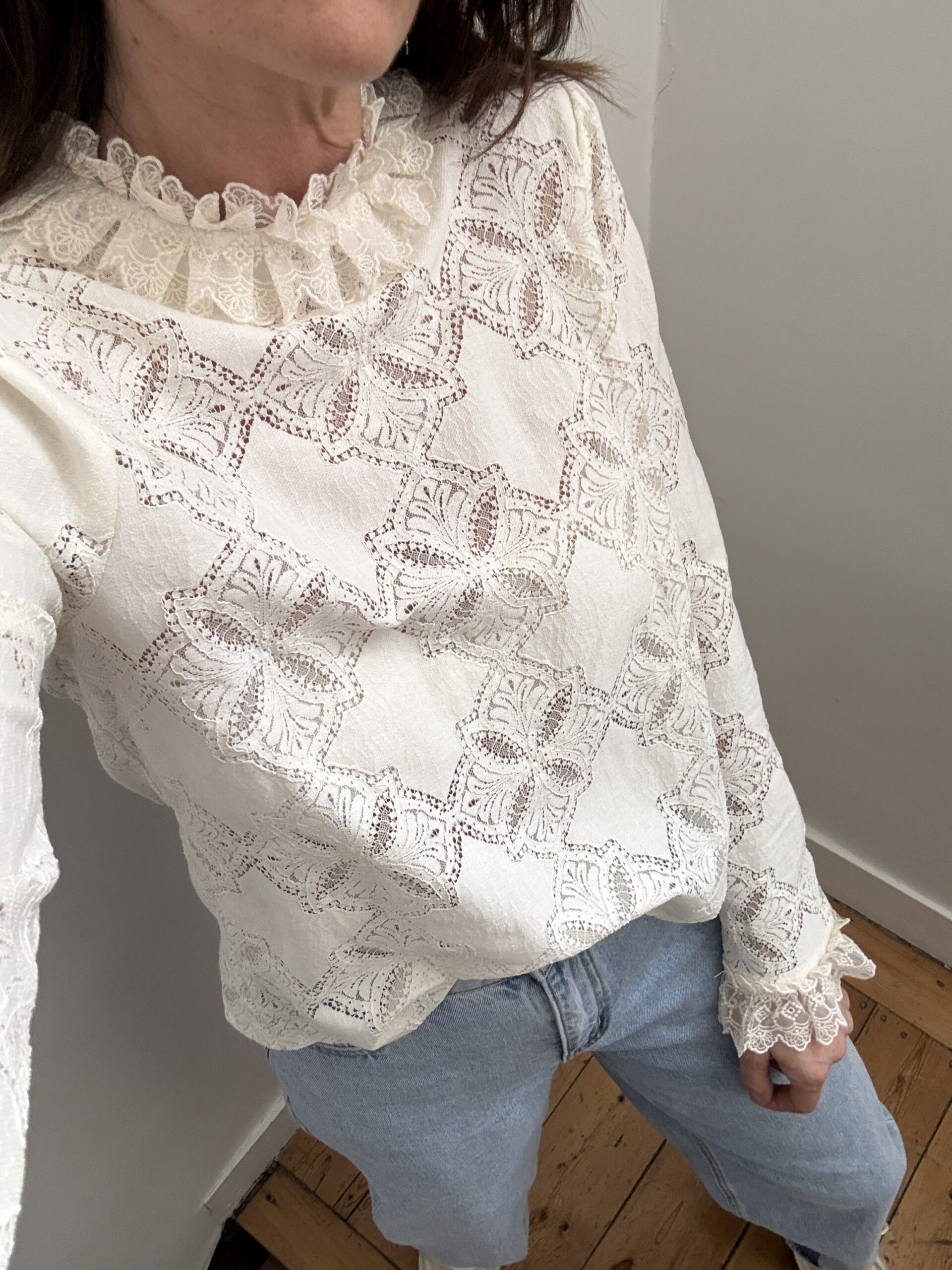IMG_8158 2 blouse dentelle écru col montant tulle volant