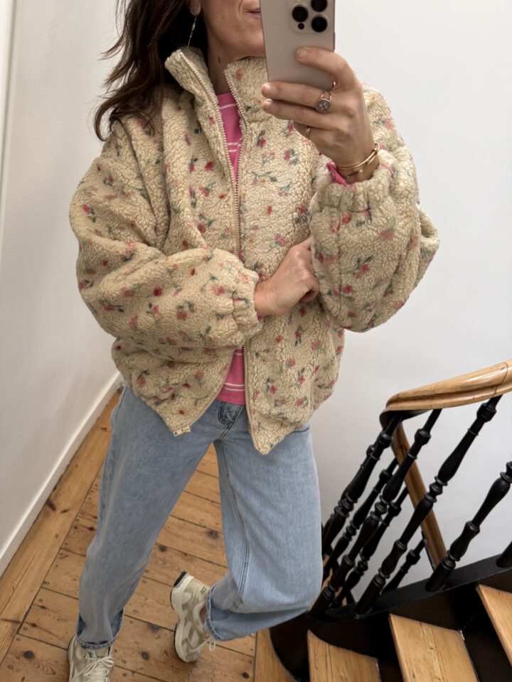 blouse dentelle écru col montant tulle volant